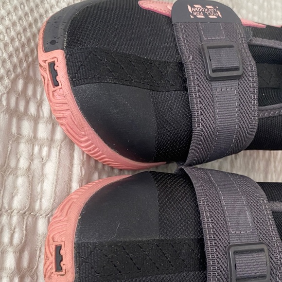 Nike LeBron soldier 13 basketball shoe color black bleached coral size 4 - Picture 3 of 4